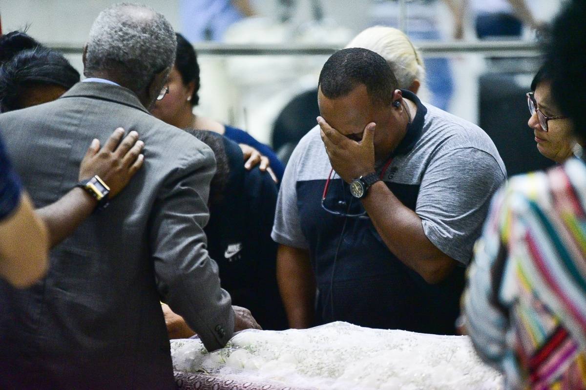 Amigos e familiares velam o corpo da cantora Deise Cipriano na Assembleia Legislativa de São Paulo
