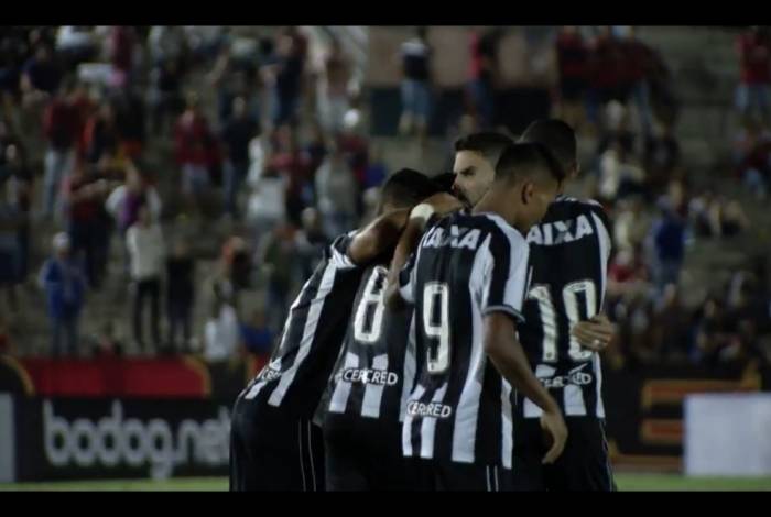 Jogadores comemoram o primeiro gol da vitória do Botafogo 