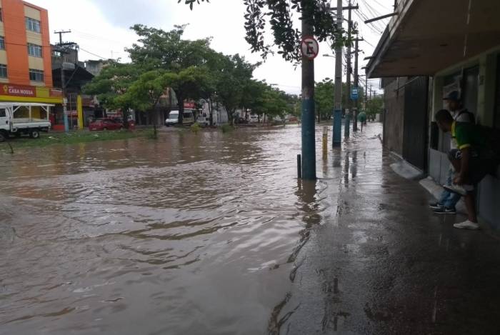 Chuva alaga Rua Dr. Alberto Torres, em Neves, São Gonçalo