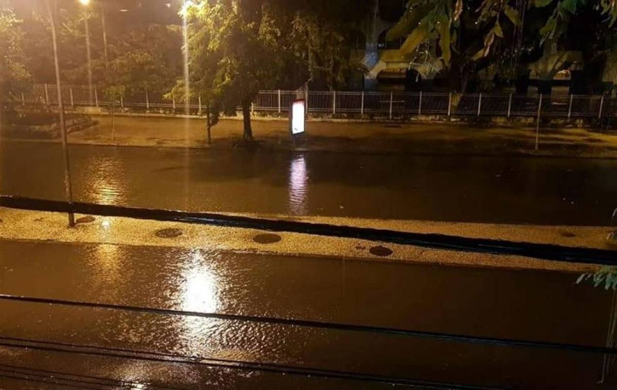 Rua do Catete amanheceu completamente alagada