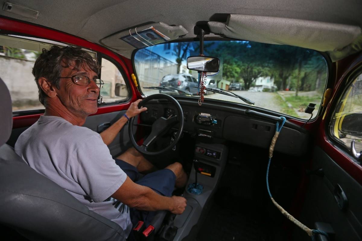 Matéria Especial - Heróis da Resistência - Fotos dos dois últimos motoristas de Táxis Fuscas do Rio de Janeiro. Personagem: Rodolfo Cardoso. Fotos: Daniel Castelo Branco / Agencia O Dia