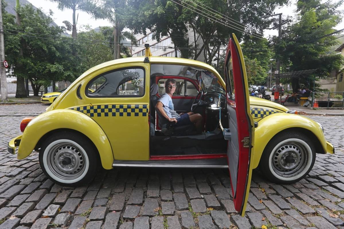 Matéria Especial - Heróis da Resistência - Fotos dos dois últimos motoristas de Táxis Fuscas do Rio de Janeiro. Personagem: Rodolfo Cardoso. Fotos: Daniel Castelo Branco / Agencia O Dia