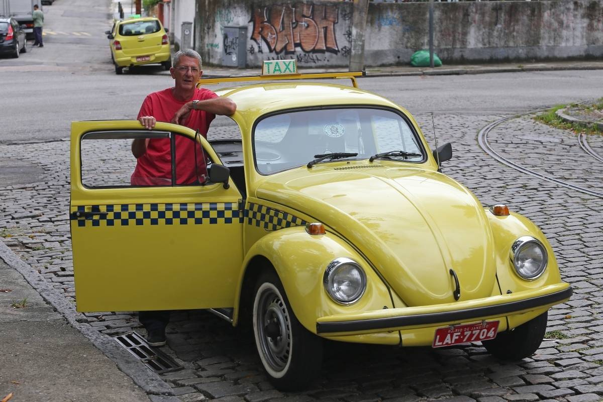 Matéria Especial - Heróis da Resistência - Fotos dos dois últimos motoristas de Táxis Fuscas do Rio de Janeiro. Personagem: Marcos Cardoso. Fotos: Daniel Castelo Branco / Agencia O Dia