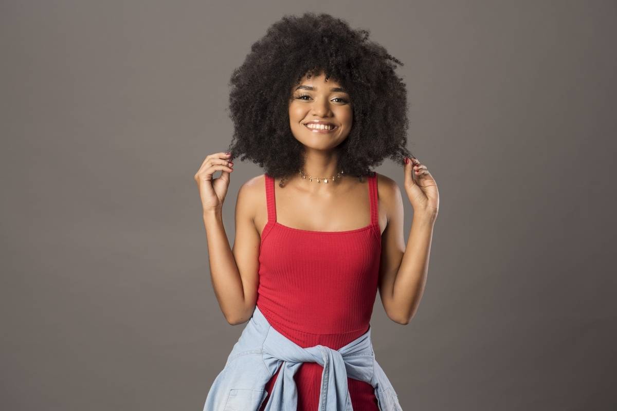 A embaixadora Salon Line Carol Soares tem o formato crespo