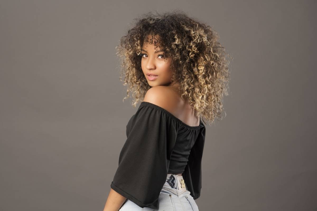 A embaixadora Salon Line Carol Mamprin tem o formato cacheado