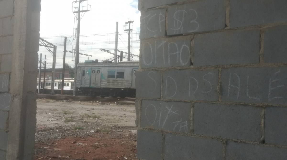 Uma das aberturas feitas por criminosos na estação de Deodoro