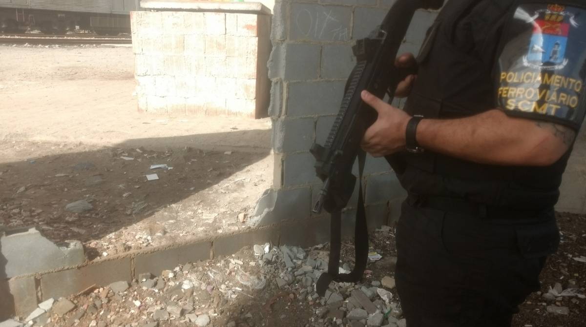 Uma das aberturas feitas por criminosos na estação de Deodoro