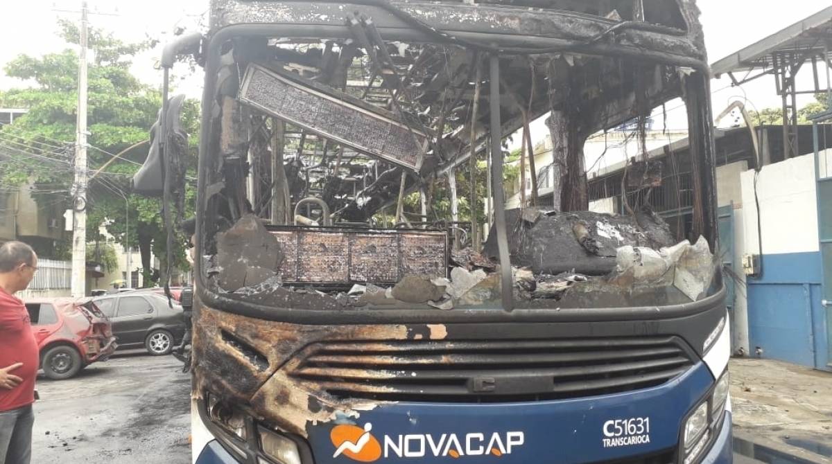 Ônibus é queimado durante protesto pela morte de menina de 11 anos em Triagem