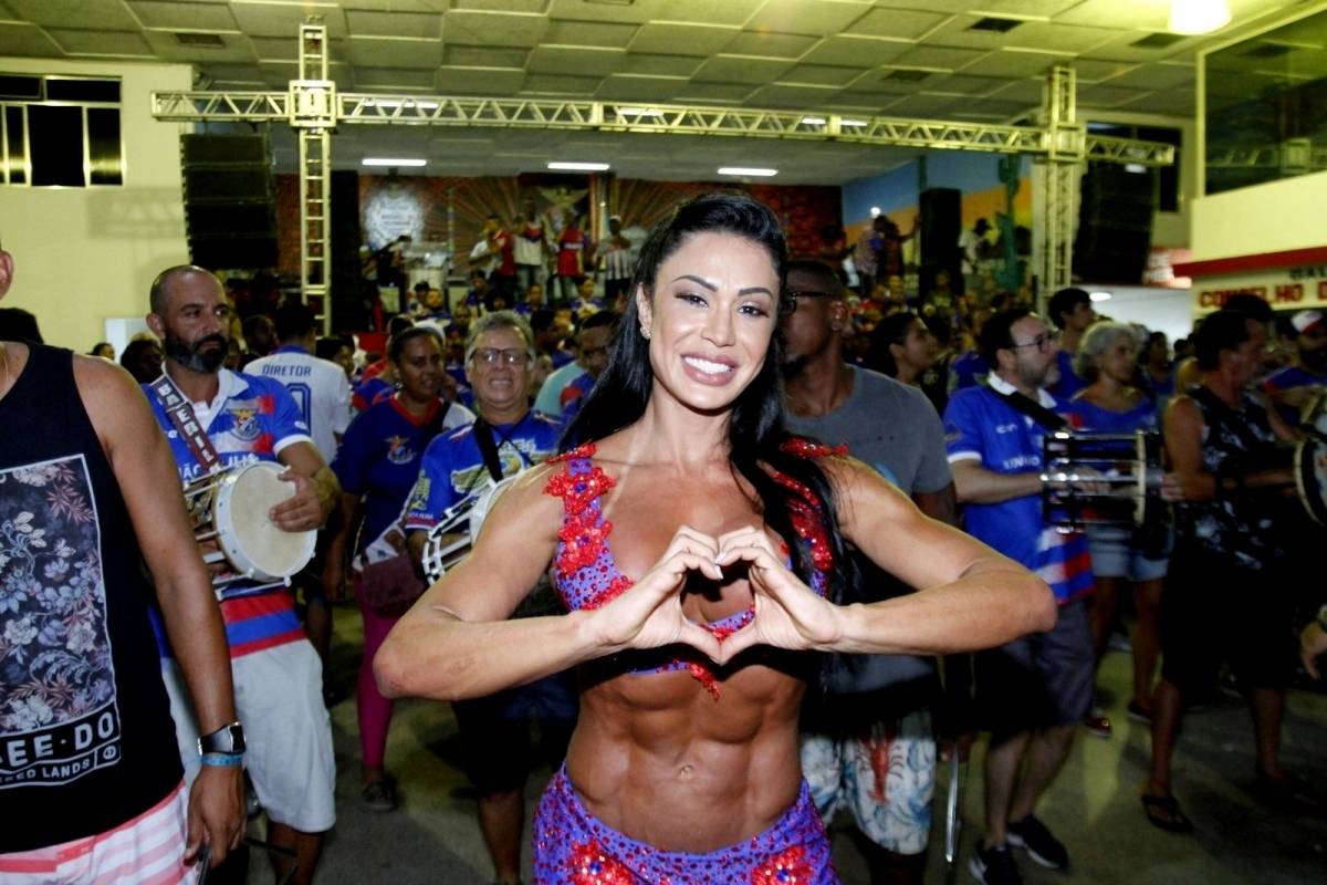 Gracyanne Barbosa no ensaio da Uni&atilde;o da Ilha