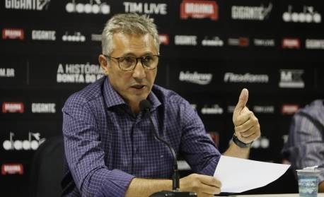 Vasco diz que invasão de membros de organizada é 'injustificável' e promete providências