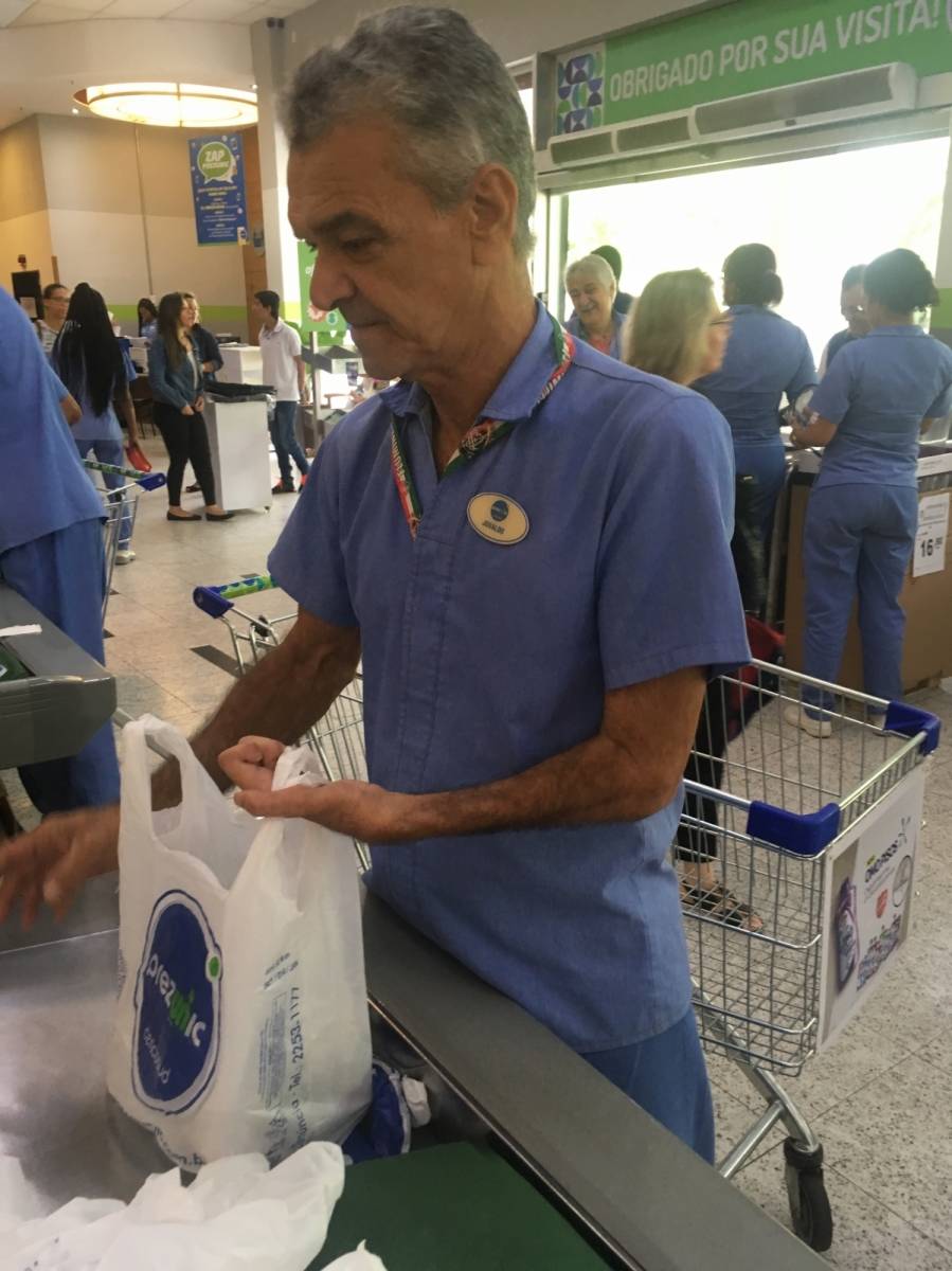 Josevaldo Farias é empacotador e foi contratado em vaga para pessoa com deficiência no Prezunic 