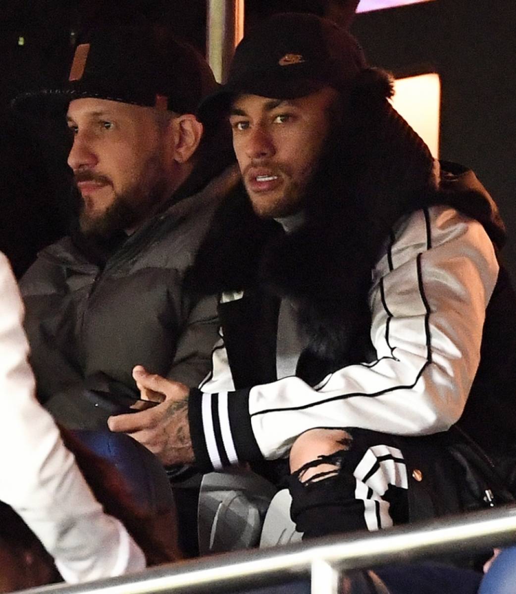 Paris Saint-Germain's Brazilian forward Neymar (C) attends the French L1 football match between Paris Saint-Germain (PSG) and FC Girondins de Bordeaux at the Parc des Princes stadium, in Paris, on February 9, 2019. (Photo by FRANCK FIFE / AFP)