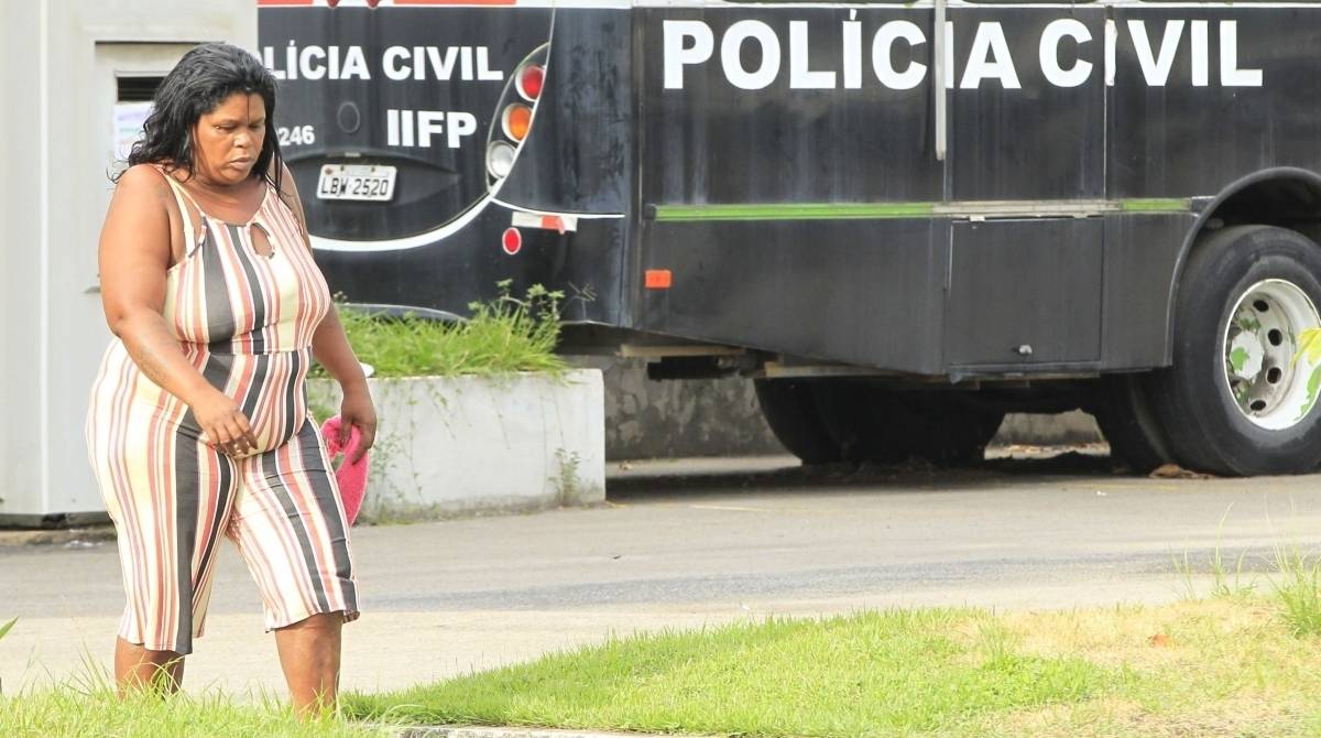 Rio, 15/02/2019 - Jenifer Silene Gomes, de 11 anos, foi morta por um tiro no peito em Triagem, na Zona Norte, nesta quinta-feira. Na foto, a mãe da vítima, Katia Cilene comparece ao Instituto Médico Legal (IML), no Centro do Rio para liberação do corpo. Foto: Estefan Radovicz/Agência O Dia
