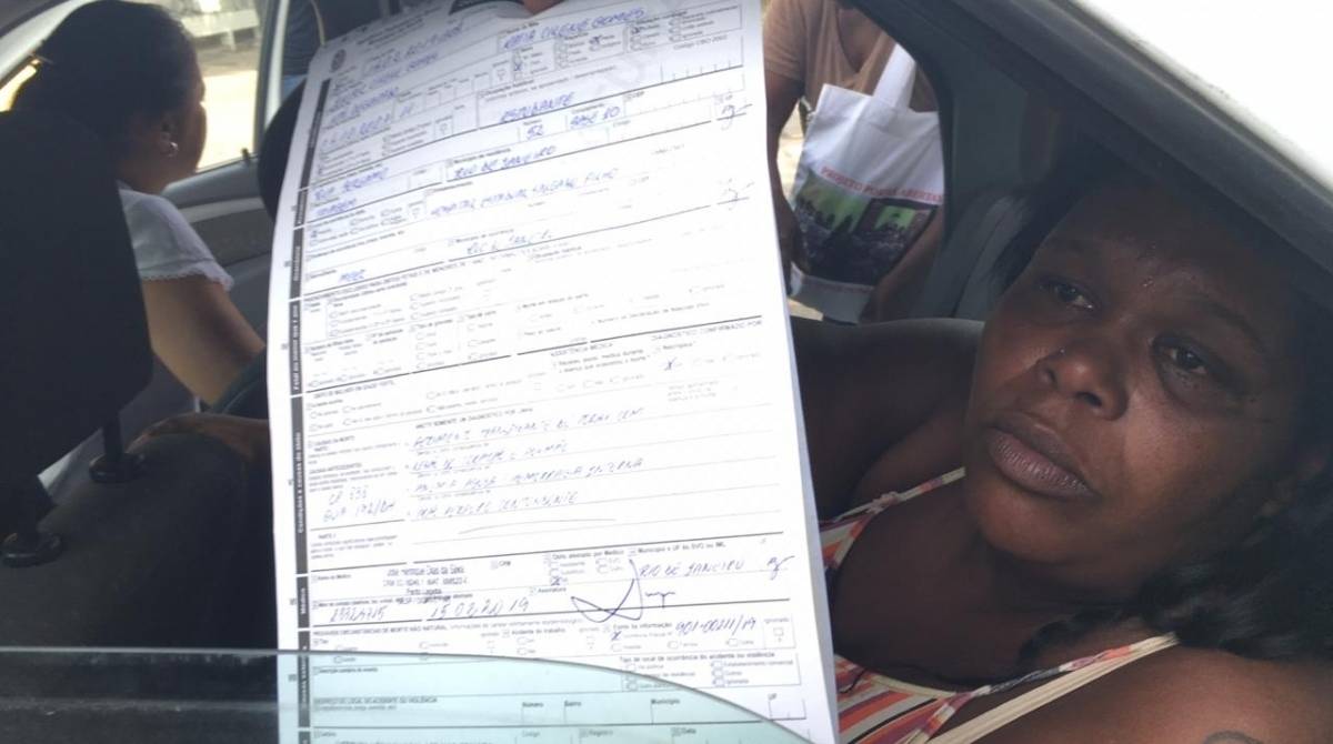 Katia Cilene, mãe de Jenifer, que morreu após ser baleada com um tiro no peito em Triagem. Ela e moradores acusam a PM de atirar