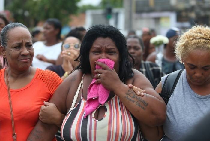 Corpo de menina de 12 anos morta por bala perdida é enterrado