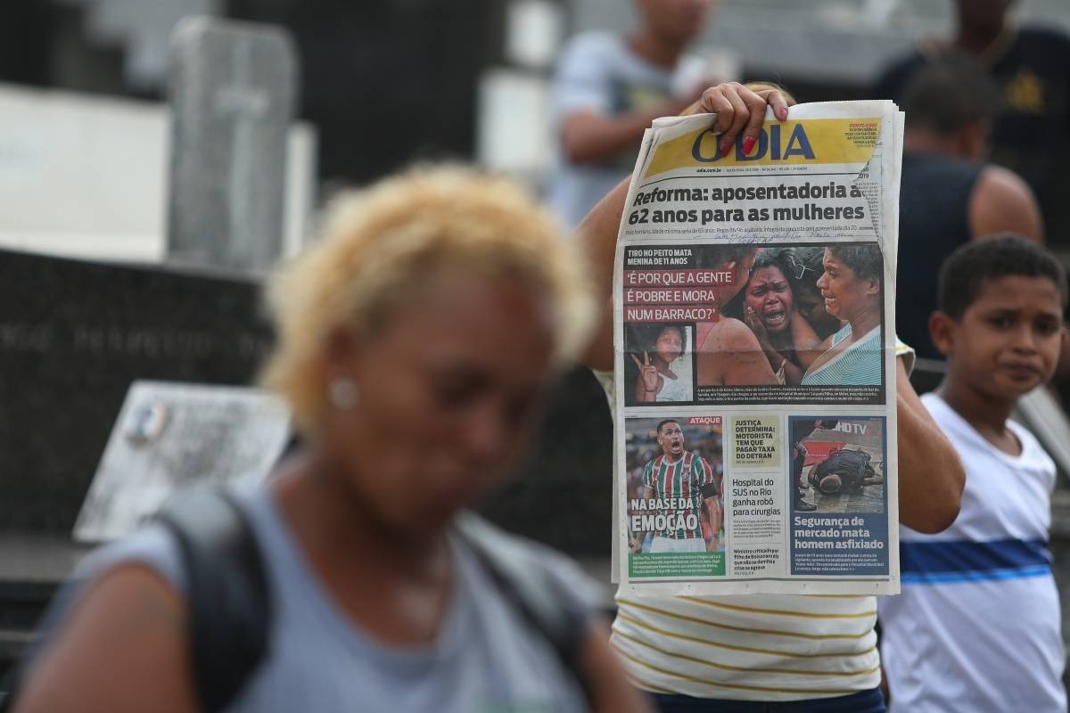 Enterro da crian&ccedil;a de onze anos, Jenifer Silene Gomes, que foi baleada no peito e morreu na tarde na porta do bar da fam&iacute;lia, no bairro Triagem, na Zona Norte do Rio - Daniel Castelo Branco