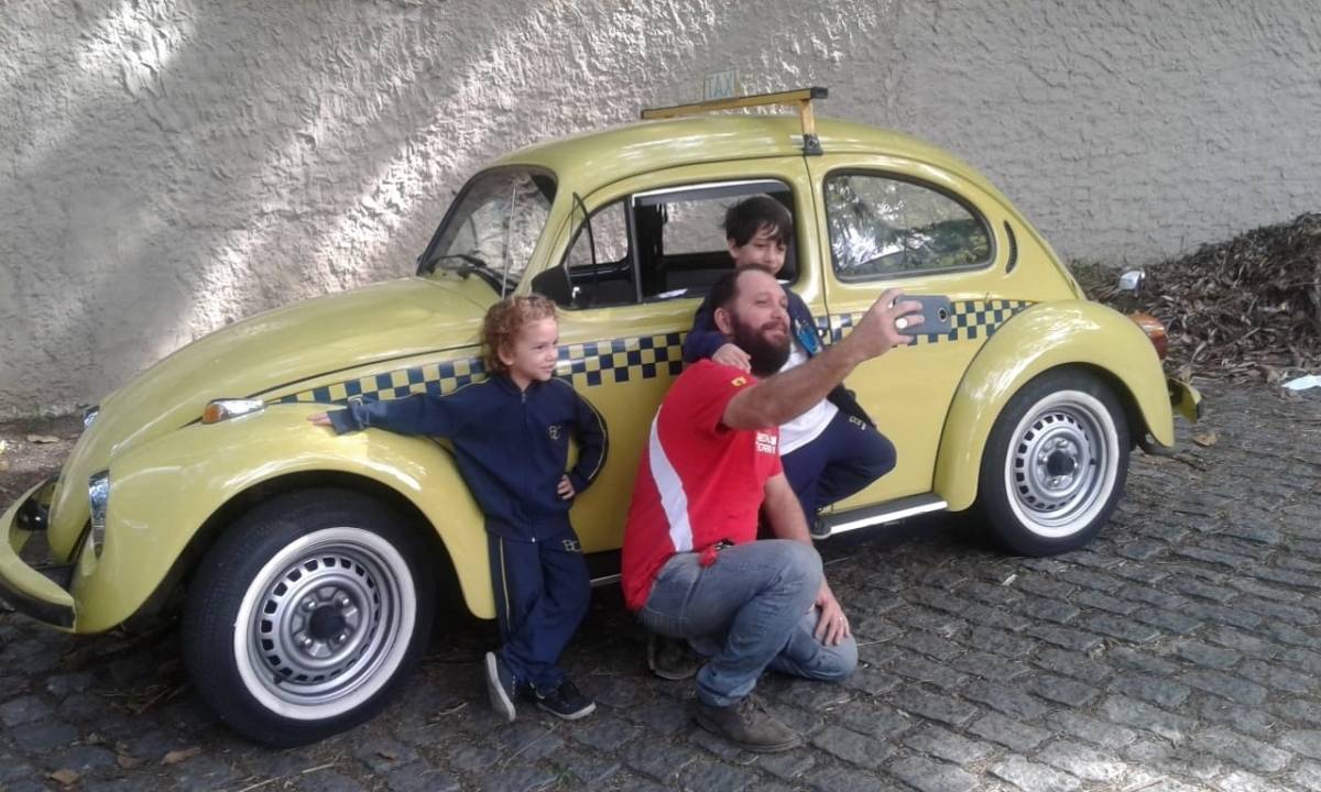 Adultos e crianças costumam tirar fotos com os \'besouros\' e ainda dão uma voltinha 