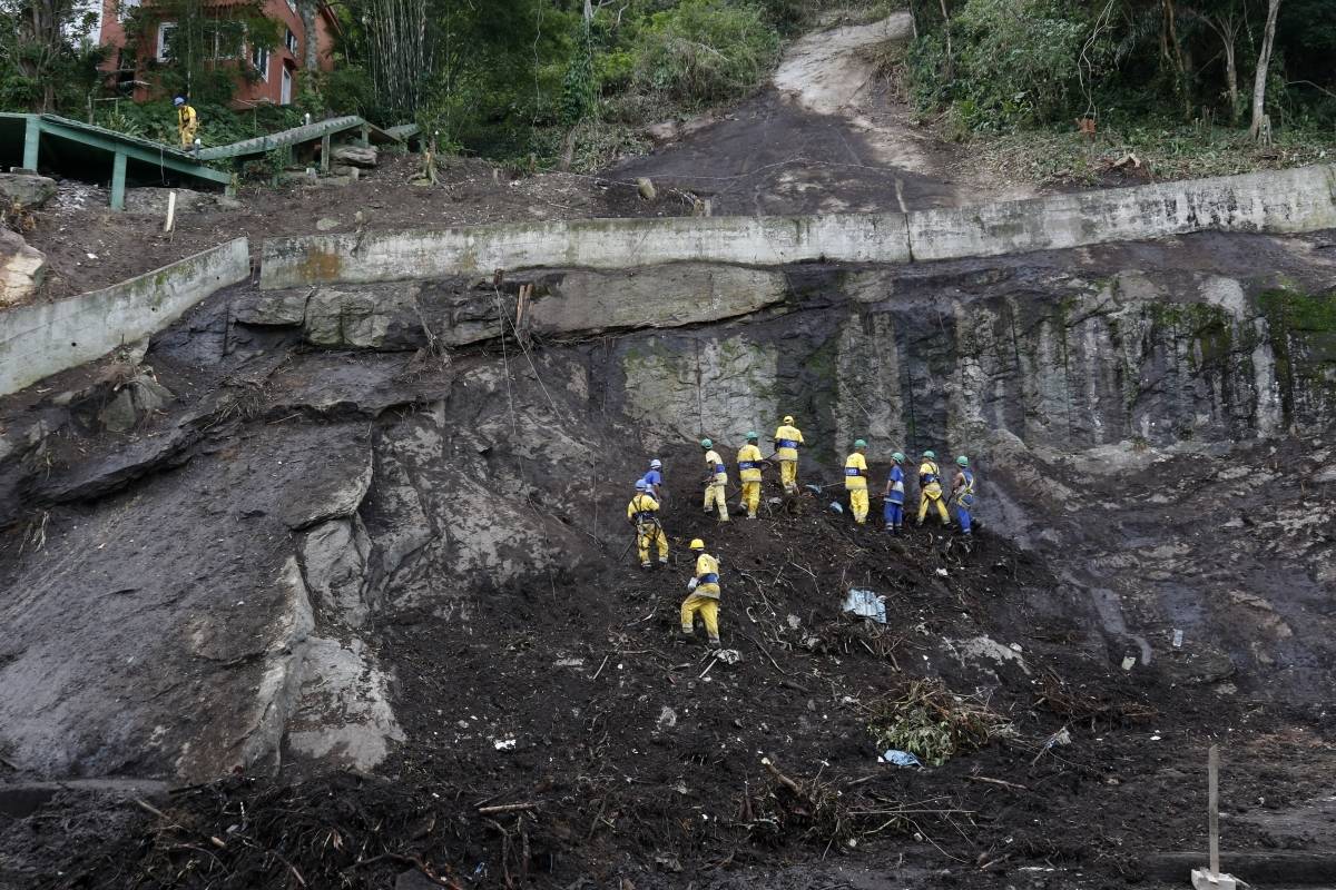 Agentes da prefeitura estão na via desde o temporal da semana passada
