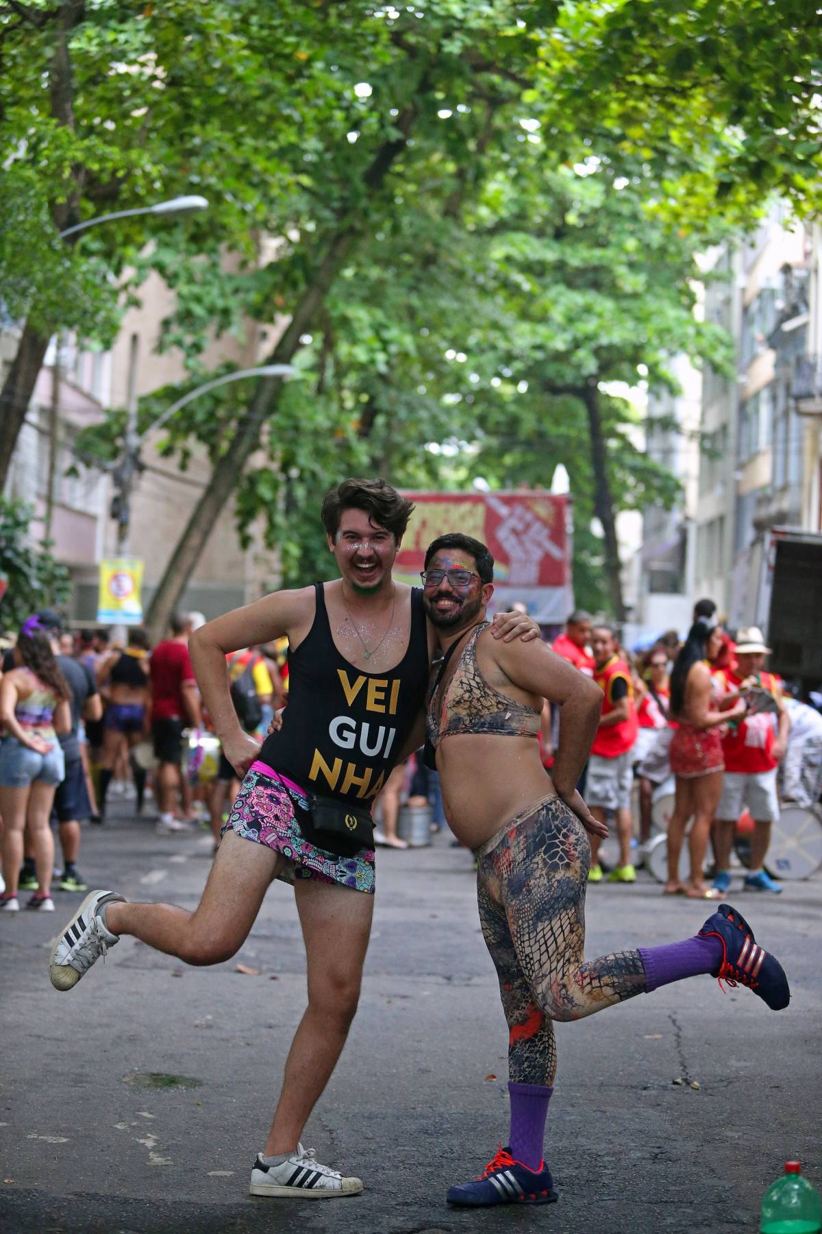 Bloco de Carnaval Impensa que eu Gamo - Local: rua Gago Coutinho, Laranjeiras. Na foto Gustavo Pasqualine ( de blusa preta) e seu amigo. Foto: Daniel Castelo Branco / Agencia O Dia