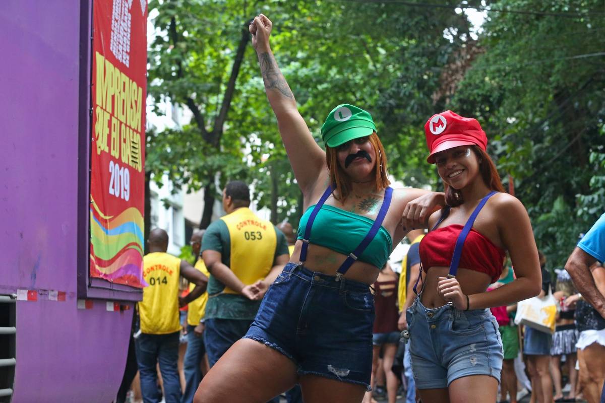 Bloco de Carnaval Impensa que eu Gamo - Local: rua Gago Coutinho, Laranjeiras. Na foto as amigas, Natalia Romulo e Klarine Linhares. Foto: Daniel Castelo Branco / Agencia O Dia