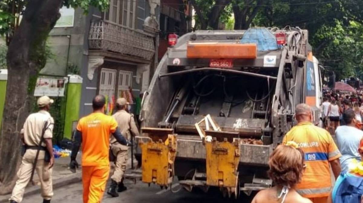 Agentes fizeram a limpeza após a passagem dos blocos