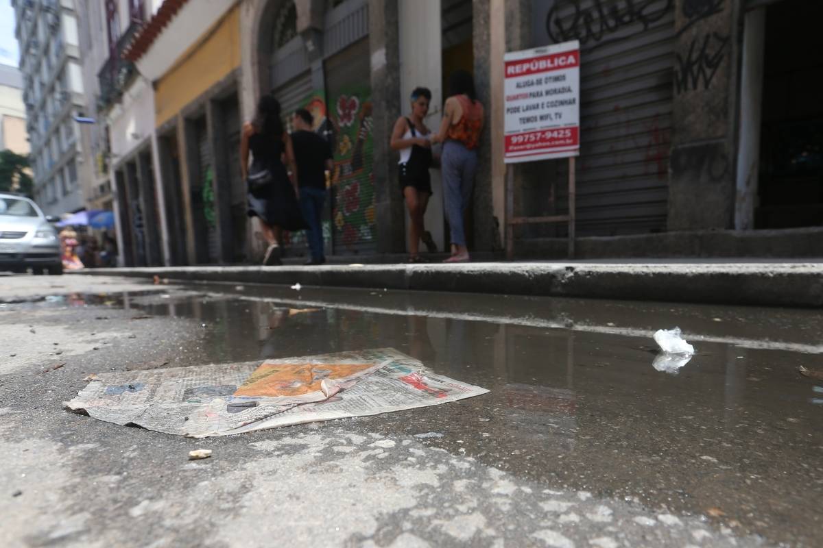 Aumenta o numero de caso de pessoas infectadas com o virus da Chikunguya no Rio de Janeiro. Em tempo de chuvas locais de ploriferacao do mosquito transmissor aumentam. Poças, lixos e falta de cuidados ajudam para o aumento do numero de pessoas doentes. Foto: Daniel Castelo Branco / Agencia O Dia