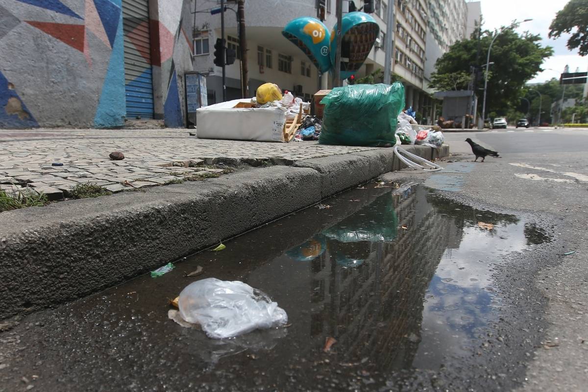 Aumenta o numero de caso de pessoas infectadas com o virus da Chikunguya no Rio de Janeiro. Em tempo de chuvas locais de ploriferacao do mosquito transmissor aumentam. Poças, lixos e falta de cuidados ajudam para o aumento do numero de pessoas doentes. Foto: Daniel Castelo Branco / Agencia O Dia