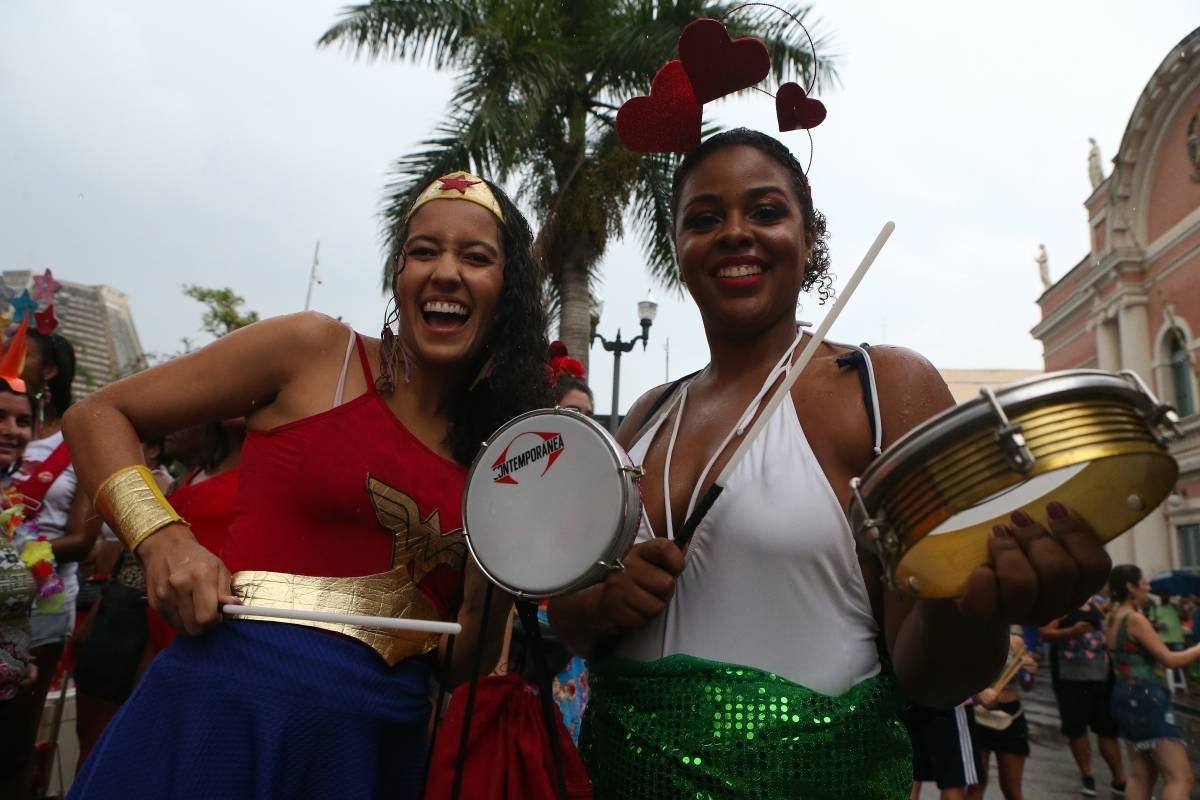 O DIA NA FOLIA - Carnaval 2019 - Multibloco - Local: rua do Lavradio, Centro, Rio de Janeiro. O Multibloco surgiu em setembro de 2008, com o comando de os Tha&iacute;s Bezerra e Lino Amorim, para formar a bateria para o desfile no ano de 2009. Foto: Daniel Castelo Branco / Agencia O Dia