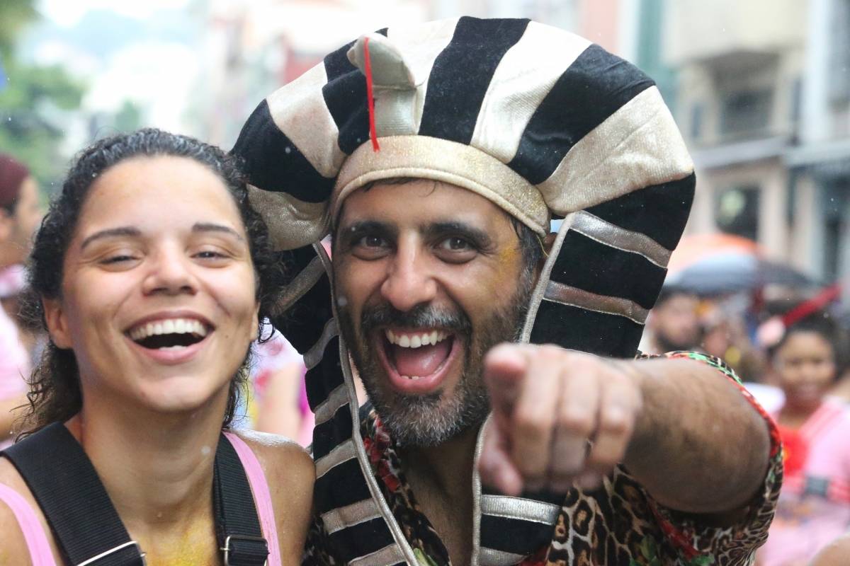 O DIA NA FOLIA - Carnaval 2019 - Multibloco - Local: rua do Lavradio, Centro, Rio de Janeiro. O Multibloco surgiu em setembro de 2008, com o comando de os Tha&iacute;s Bezerra e Lino Amorim, para formar a bateria para o desfile no ano de 2009. Foto: Daniel Castelo Branco / Agencia O Dia