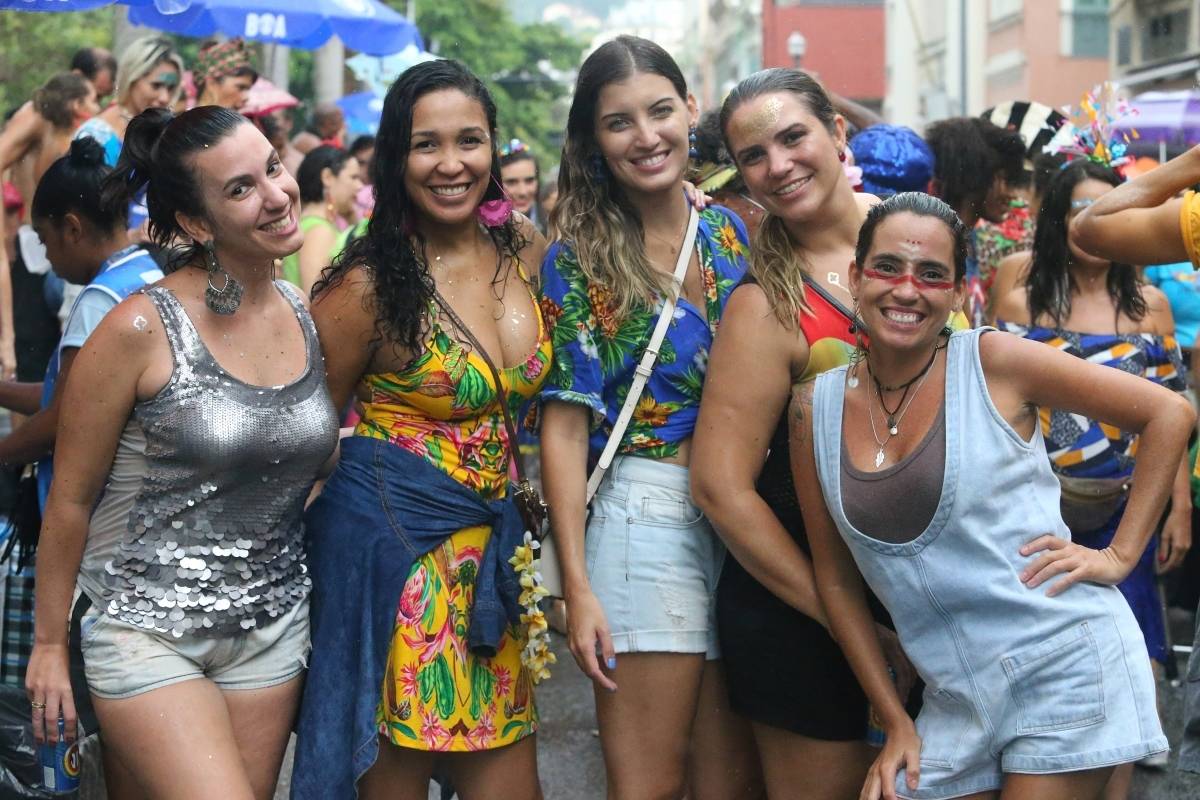O DIA NA FOLIA - Carnaval 2019 - Multibloco - Local: rua do Lavradio, Centro, Rio de Janeiro. O Multibloco surgiu em setembro de 2008, com o comando de os Tha&iacute;s Bezerra e Lino Amorim, para formar a bateria para o desfile no ano de 2009. Foto: Daniel Castelo Branco / Agencia O Dia