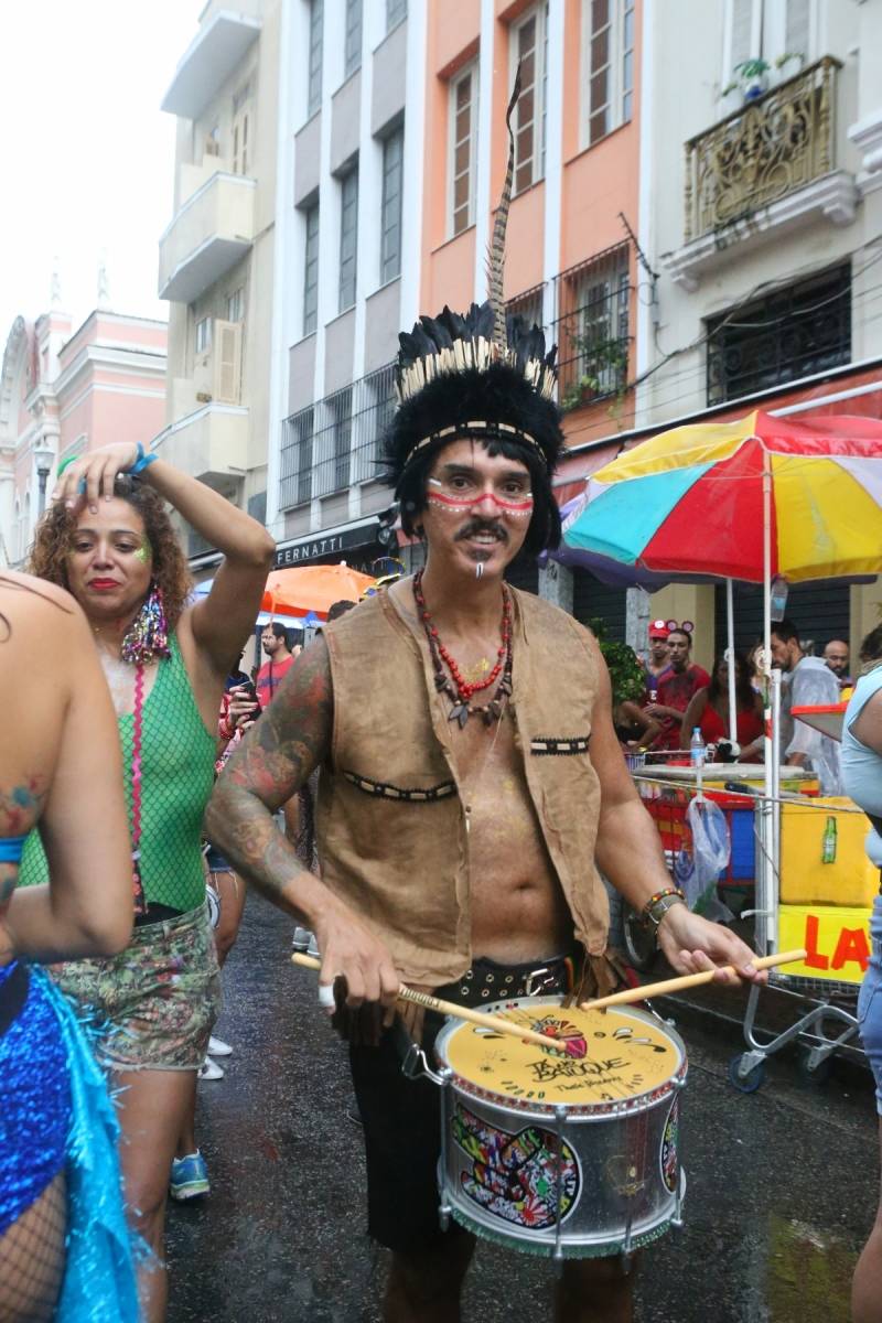 O DIA NA FOLIA - Carnaval 2019 - Multibloco - Local: rua do Lavradio, Centro, Rio de Janeiro. O Multibloco surgiu em setembro de 2008, com o comando de os Tha&iacute;s Bezerra e Lino Amorim, para formar a bateria para o desfile no ano de 2009. Foto: Daniel Castelo Branco / Agencia O Dia