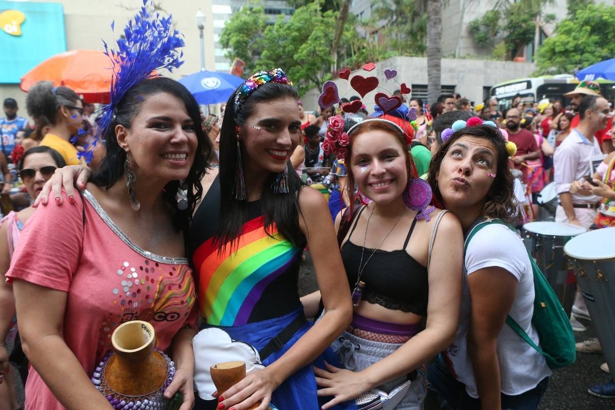 O DIA NA FOLIA - Carnaval 2019 - Multibloco - Local: rua do Lavradio, Centro, Rio de Janeiro. O Multibloco surgiu em setembro de 2008, com o comando de os Tha&iacute;s Bezerra e Lino Amorim, para formar a bateria para o desfile no ano de 2009. Foto: Daniel Castelo Branco / Agencia O Dia