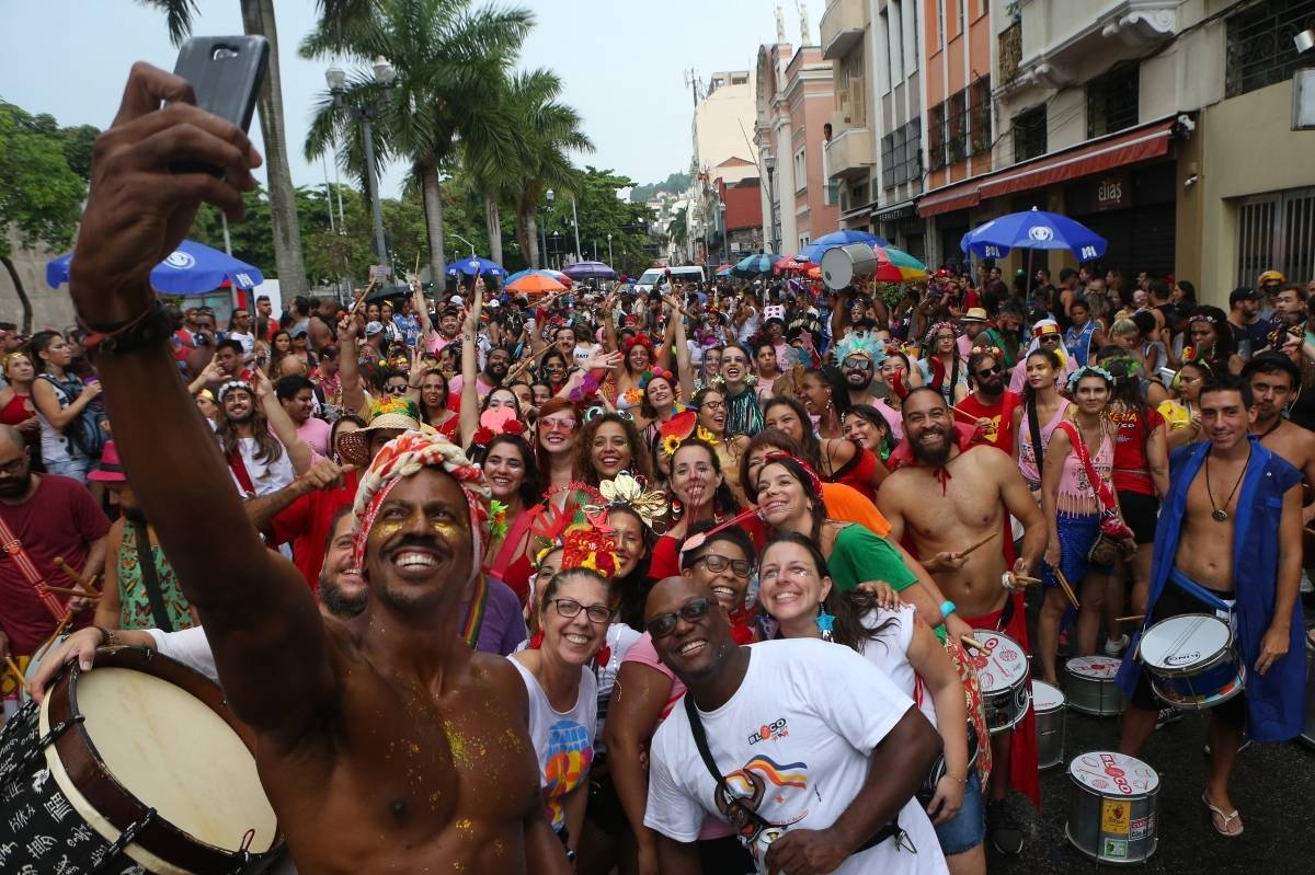 O DIA NA FOLIA - Carnaval 2019 - Multibloco - Local: rua do Lavradio, Centro, Rio de Janeiro. O Multibloco surgiu em setembro de 2008, com o comando de os Tha&iacute;s Bezerra e Lino Amorim, para formar a bateria para o desfile no ano de 2009. Foto: Daniel Castelo Branco / Agencia O Dia