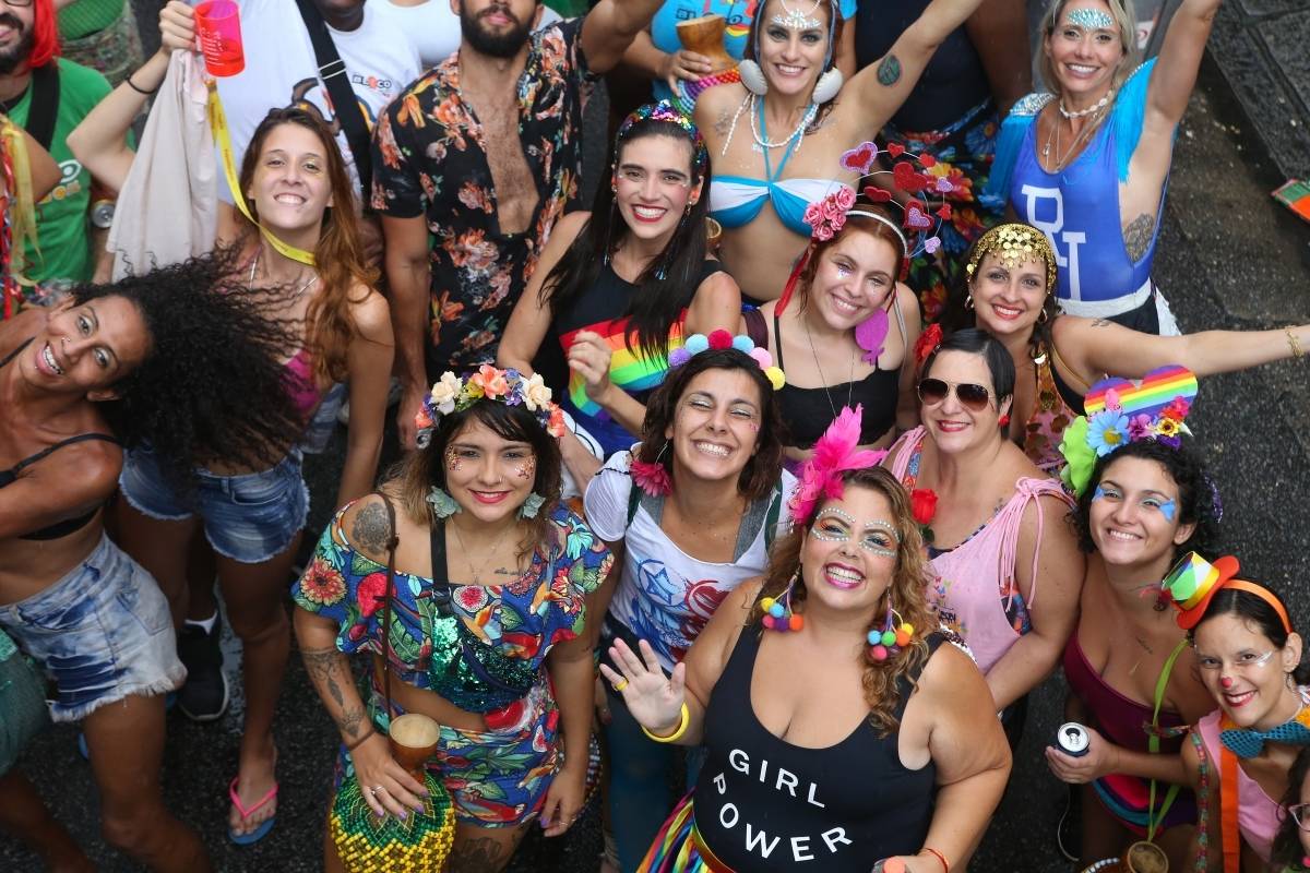 O DIA NA FOLIA - Carnaval 2019 - Multibloco - Local: rua do Lavradio, Centro, Rio de Janeiro. O Multibloco surgiu em setembro de 2008, com o comando de os Tha&iacute;s Bezerra e Lino Amorim, para formar a bateria para o desfile no ano de 2009. Foto: Daniel Castelo Branco / Agencia O Dia