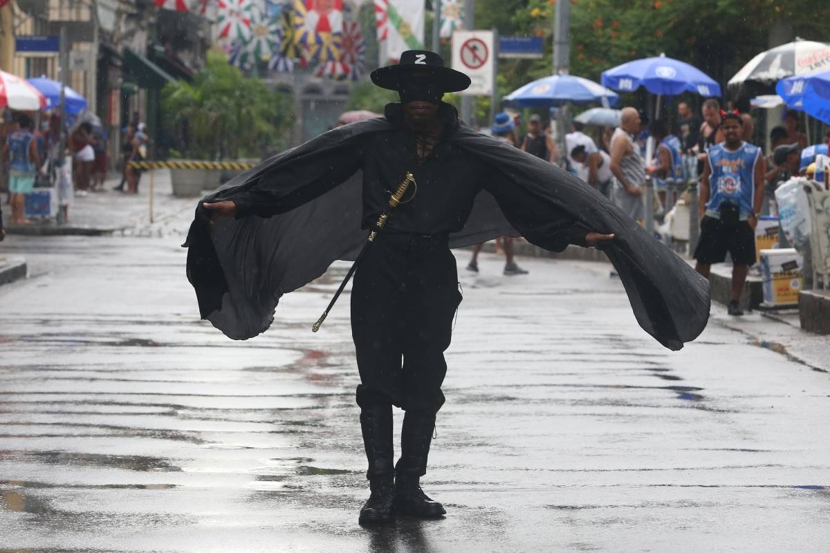 O DIA NA FOLIA - Carnaval 2019 - Multibloco - Local: rua do Lavradio, Centro, Rio de Janeiro. O Multibloco surgiu em setembro de 2008, com o comando de os Tha&iacute;s Bezerra e Lino Amorim, para formar a bateria para o desfile no ano de 2009. Foto: Daniel Castelo Branco / Agencia O Dia