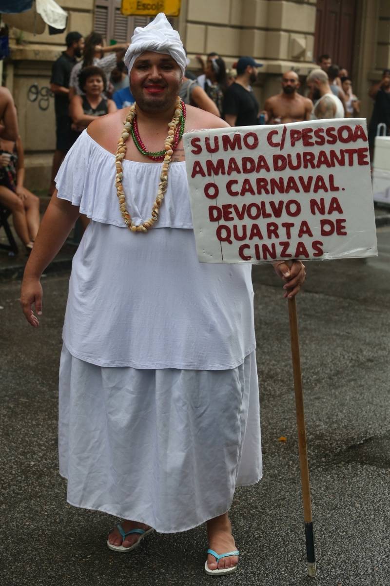 O DIA NA FOLIA - Carnaval 2019 - Multibloco - Local: rua do Lavradio, Centro, Rio de Janeiro. O Multibloco surgiu em setembro de 2008, com o comando de os Tha&iacute;s Bezerra e Lino Amorim, para formar a bateria para o desfile no ano de 2009. Foto: Daniel Castelo Branco / Agencia O Dia