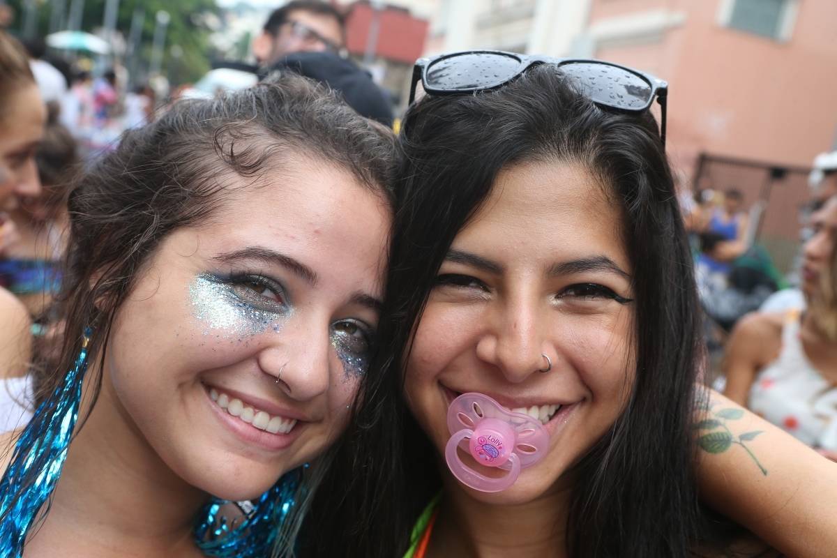 O DIA NA FOLIA - Carnaval 2019 - Multibloco - Local: rua do Lavradio, Centro, Rio de Janeiro. O Multibloco surgiu em setembro de 2008, com o comando de os Tha&iacute;s Bezerra e Lino Amorim, para formar a bateria para o desfile no ano de 2009. Foto: Daniel Castelo Branco / Agencia O Dia