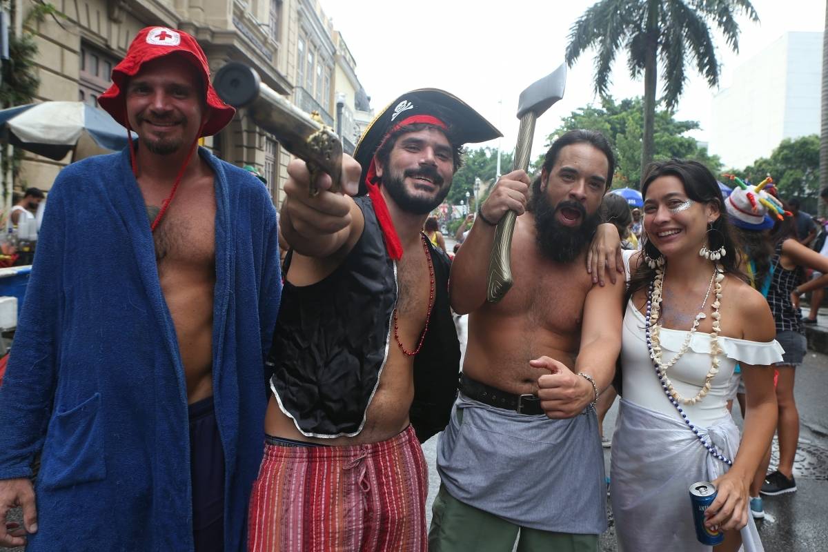 O DIA NA FOLIA - Carnaval 2019 - Multibloco - Local: rua do Lavradio, Centro, Rio de Janeiro. O Multibloco surgiu em setembro de 2008, com o comando de os Tha&iacute;s Bezerra e Lino Amorim, para formar a bateria para o desfile no ano de 2009. Foto: Daniel Castelo Branco / Agencia O Dia