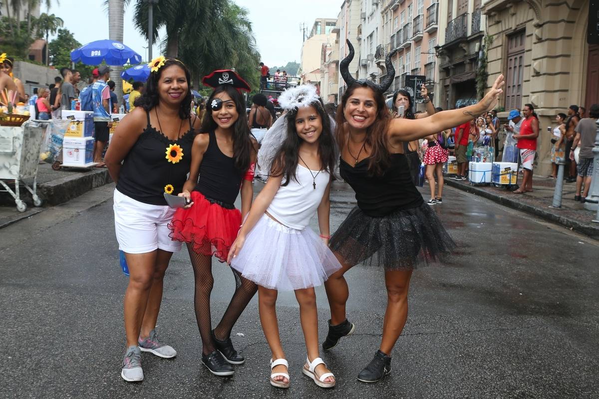 O DIA NA FOLIA - Carnaval 2019 - Multibloco - Local: rua do Lavradio, Centro, Rio de Janeiro. O Multibloco surgiu em setembro de 2008, com o comando de os Tha&iacute;s Bezerra e Lino Amorim, para formar a bateria para o desfile no ano de 2009. Foto: Daniel Castelo Branco / Agencia O Dia