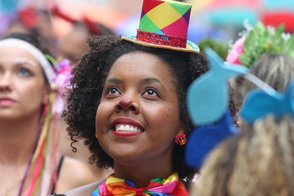 O DIA NA FOLIA - Carnaval 2019 - Multibloco - Local: rua do Lavradio, Centro, Rio de Janeiro. O Multibloco surgiu em setembro de 2008, com o comando de os Tha&iacute;s Bezerra e Lino Amorim, para formar a bateria para o desfile no ano de 2009. Foto: Daniel Castelo Branco / Agencia O Dia