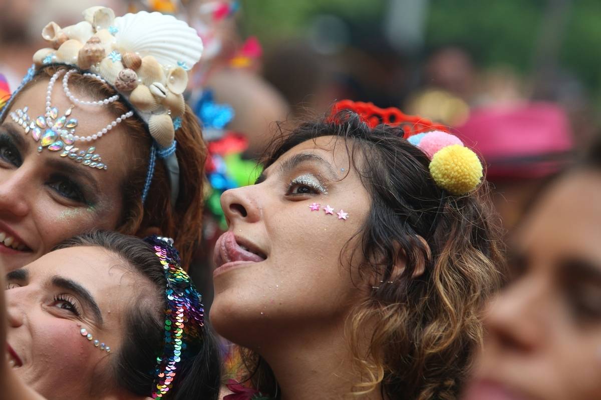 O DIA NA FOLIA - Carnaval 2019 - Multibloco - Local: rua do Lavradio, Centro, Rio de Janeiro. O Multibloco surgiu em setembro de 2008, com o comando de os Tha&iacute;s Bezerra e Lino Amorim, para formar a bateria para o desfile no ano de 2009. Foto: Daniel Castelo Branco / Agencia O Dia