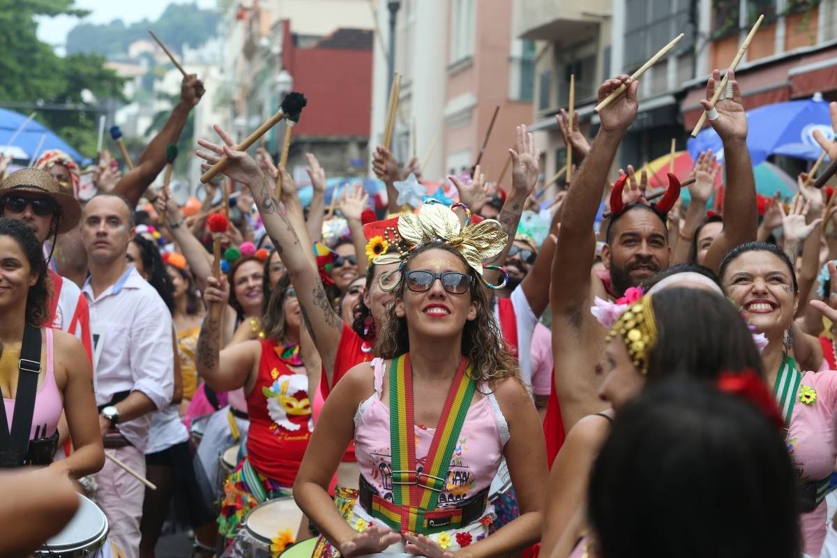O DIA NA FOLIA - Carnaval 2019 - Multibloco - Local: rua do Lavradio, Centro, Rio de Janeiro. O Multibloco surgiu em setembro de 2008, com o comando de os Tha&iacute;s Bezerra e Lino Amorim, para formar a bateria para o desfile no ano de 2009. Foto: Daniel Castelo Branco / Agencia O Dia