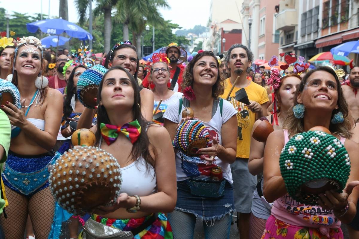 O DIA NA FOLIA - Carnaval 2019 - Multibloco - Local: rua do Lavradio, Centro, Rio de Janeiro. O Multibloco surgiu em setembro de 2008, com o comando de os Tha&iacute;s Bezerra e Lino Amorim, para formar a bateria para o desfile no ano de 2009. Foto: Daniel Castelo Branco / Agencia O Dia
