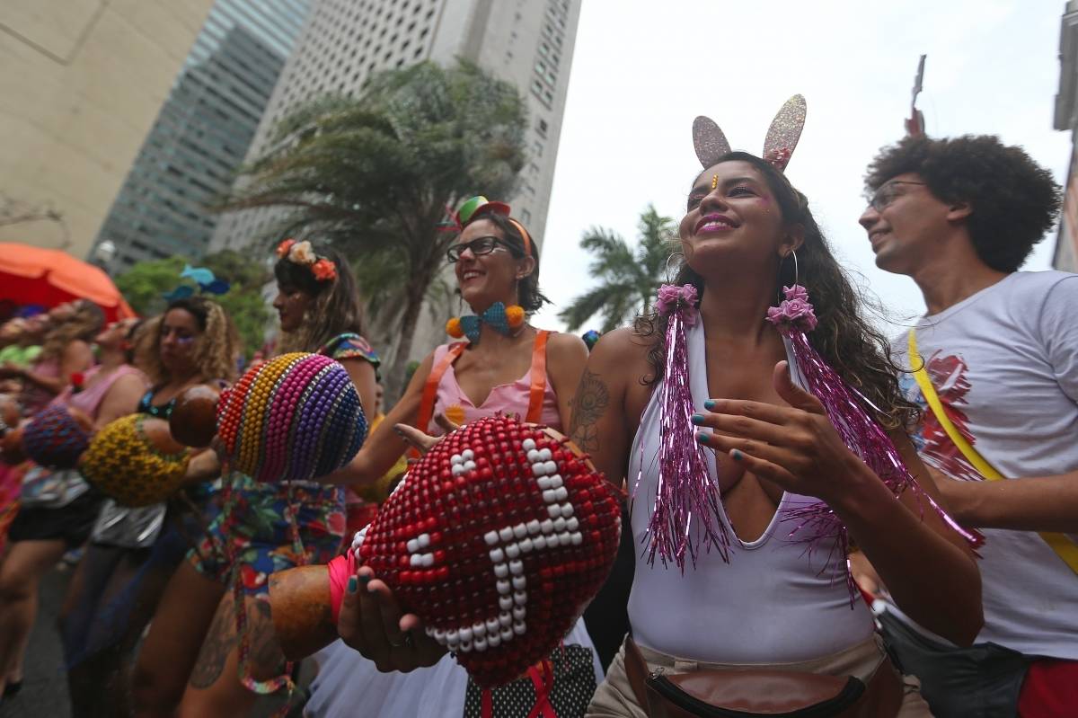 O DIA NA FOLIA - Carnaval 2019 - Multibloco - Local: rua do Lavradio, Centro, Rio de Janeiro. O Multibloco surgiu em setembro de 2008, com o comando de os Tha&iacute;s Bezerra e Lino Amorim, para formar a bateria para o desfile no ano de 2009. Foto: Daniel Castelo Branco / Agencia O Dia