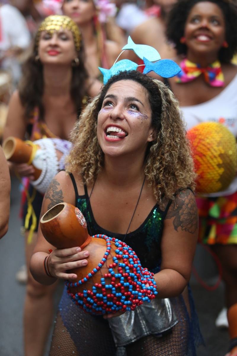 O DIA NA FOLIA - Carnaval 2019 - Multibloco - Local: rua do Lavradio, Centro, Rio de Janeiro. O Multibloco surgiu em setembro de 2008, com o comando de os Tha&iacute;s Bezerra e Lino Amorim, para formar a bateria para o desfile no ano de 2009. Foto: Daniel Castelo Branco / Agencia O Dia