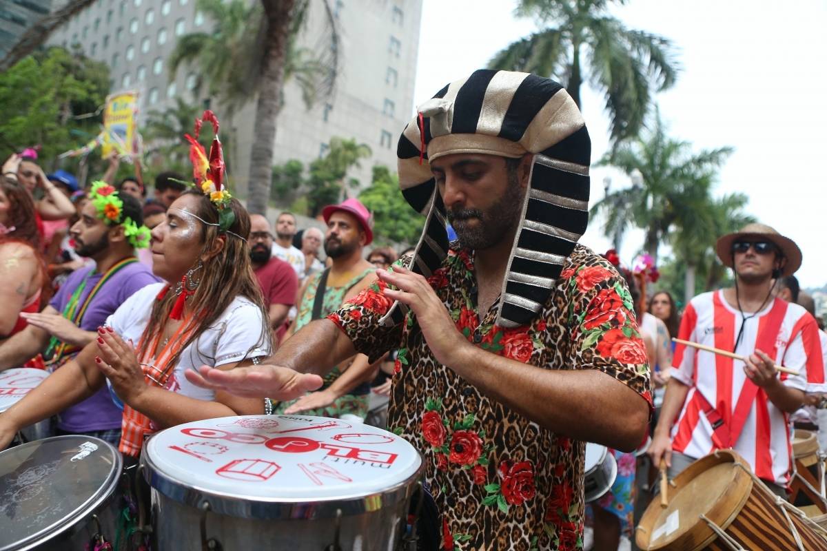 O DIA NA FOLIA - Carnaval 2019 - Multibloco - Local: rua do Lavradio, Centro, Rio de Janeiro. O Multibloco surgiu em setembro de 2008, com o comando de os Tha&iacute;s Bezerra e Lino Amorim, para formar a bateria para o desfile no ano de 2009. Foto: Daniel Castelo Branco / Agencia O Dia