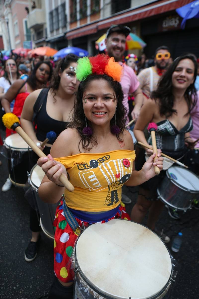 O DIA NA FOLIA - Carnaval 2019 - Multibloco - Local: rua do Lavradio, Centro, Rio de Janeiro. O Multibloco surgiu em setembro de 2008, com o comando de os Tha&iacute;s Bezerra e Lino Amorim, para formar a bateria para o desfile no ano de 2009. Foto: Daniel Castelo Branco / Agencia O Dia