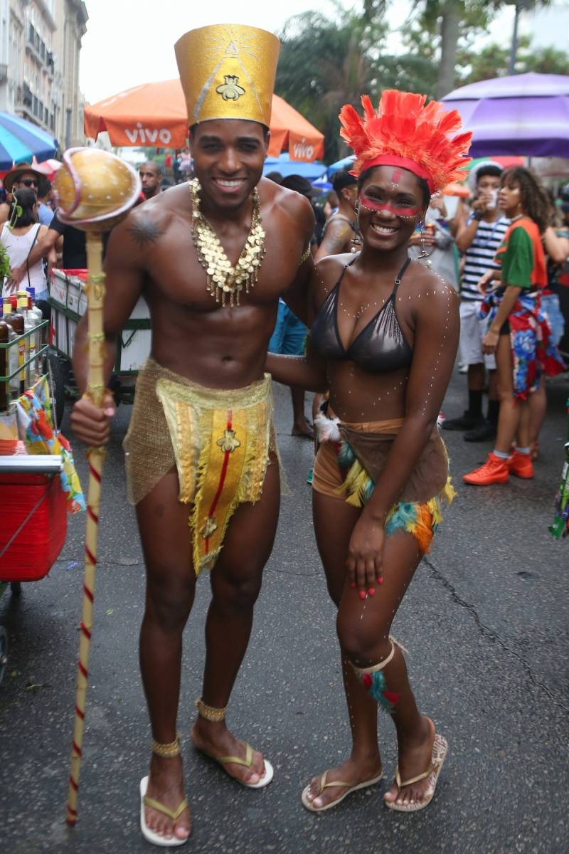 O DIA NA FOLIA - Carnaval 2019 - Multibloco - Local: rua do Lavradio, Centro, Rio de Janeiro. O Multibloco surgiu em setembro de 2008, com o comando de os Tha&iacute;s Bezerra e Lino Amorim, para formar a bateria para o desfile no ano de 2009. Foto: Daniel Castelo Branco / Agencia O Dia