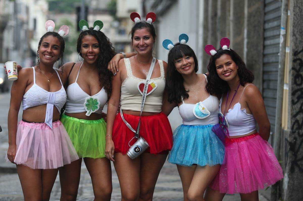 O DIA NA FOLIA - Carnaval 2019 - Multibloco - Local: rua do Lavradio, Centro, Rio de Janeiro. O Multibloco surgiu em setembro de 2008, com o comando de os Tha&iacute;s Bezerra e Lino Amorim, para formar a bateria para o desfile no ano de 2009. Foto: Daniel Castelo Branco / Agencia O Dia