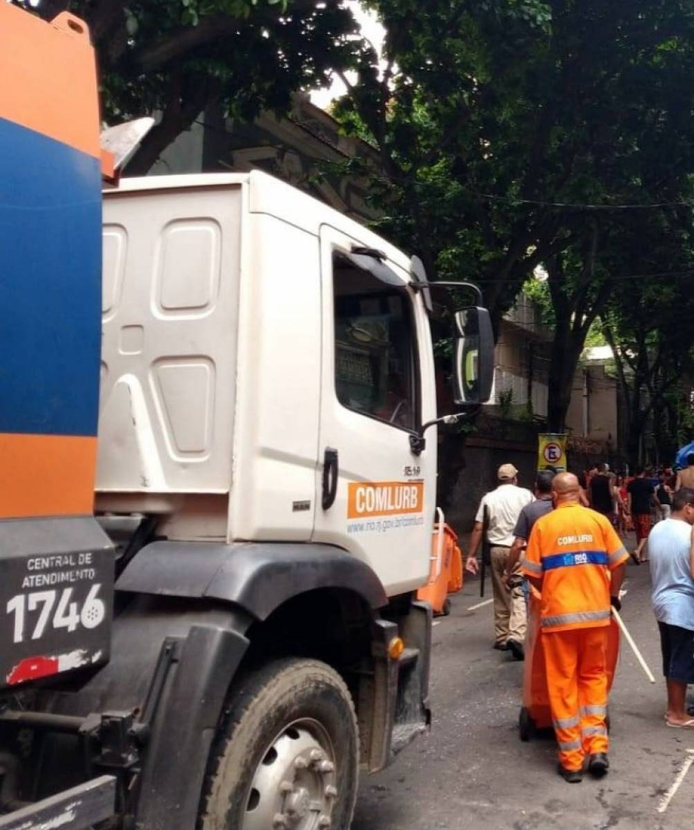 Agentes fizeram a limpeza após a passagem dos blocos
